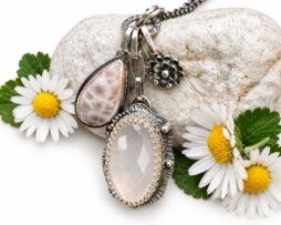 Dieser elegante, handgefertigte Sommer-Anhänger verbindet einen funkelnden Rosenquarz mit einem zarten pinken Larimar (Thomsonit) und einem liebevoll gearbeiteten Blumen-Charm. Jedes Schmuckstück wird aus 935 und 925 Sterling Silber gefertigt, kunstvoll geschwärzt und anschließend auf Hochglanz poliert, um Details hervorzuheben und ihm einen feinen Vintage-Look zu verleihen. Der facettierte Rosenquarz beeindruckt mit seinem klaren, sanft roséfarbenen Schimmer, während der seltene pinke Larimar (Thomsonit) durch seine außergewöhnliche Maserung besticht.