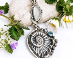 Handgefertigter Meerglas-Anhänger aus 925 Silber mit Ammonit-Negativ und blauen Topasen