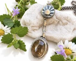 Handgefertigter Sonnenanhänger aus Silber und Gold mit einem ovalen goldenen Rutilquarz Edelstein