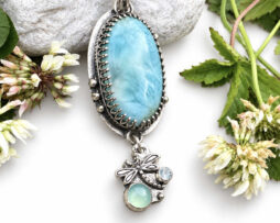Aufrecht hängender Larimar Silberanhänger mit detailreichem Libellen-Charm, Chalcedon und weißem Klee.