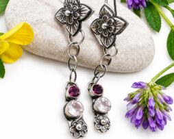 Handgefertigte, zarte Blumenohrringe aus Silber mit edlem Rhodolith-Granat und zart schimmerndem Rosenquarz. Diese Ohrringe sind federleicht, angenehm zu tragen und ziehen mühelos Blicke auf sich.