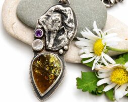 Botanischer Fliederblüten Anhänger aus 925 Silber mit grünem Turmalin, Amethyst und Rosenquarz.