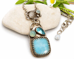Maritimer Schildkröten Anhänger aus Silber mit hellblauem Larimar und zarter Echtschmuck-Kette.