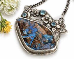 Australischer Boulder-Opal Kettenanhänger aus Silber mit floralen Verzierungen und Kette.
