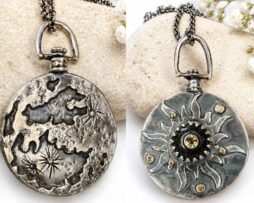 Doppelseitiger Mond- und Sonnenanhänger aus 925 Silber mit 9k Gelbgold, Matrix Opal und Turmalin.